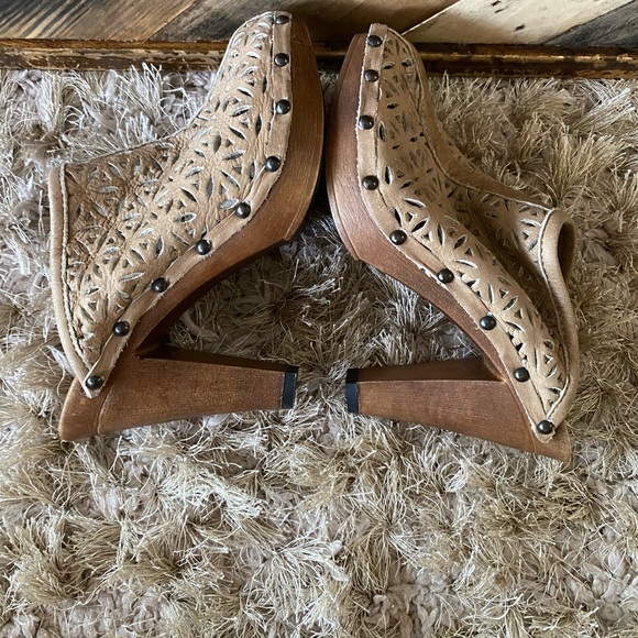 Ann Tuil Stella Perforated Leather Wood Heel Slip On Mules Size 7 - Picture 4 of 9